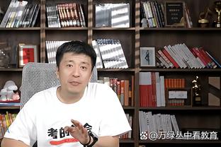 妈妈粉警告？英格兰场边母子举牌：萨卡，我妈觉得你很可爱