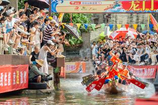 肖智社媒：近距离对抗德国传奇巨星克劳泽，保持的真好，值得学习